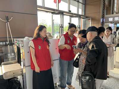 荔波縣文旅局2025年“五一”假期開展旅游咨詢志愿服務活動