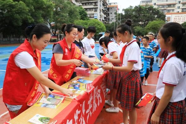 市旅游公共服務管理處深入象山區開展“周五黨日+”暨“雙報到、雙服務”活動，推動旅游咨詢進社區和校園